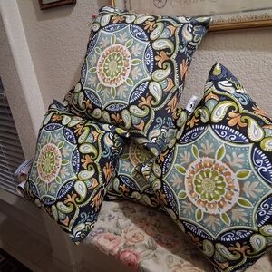 Elegant Medallion Pattern Accent Pillow Set